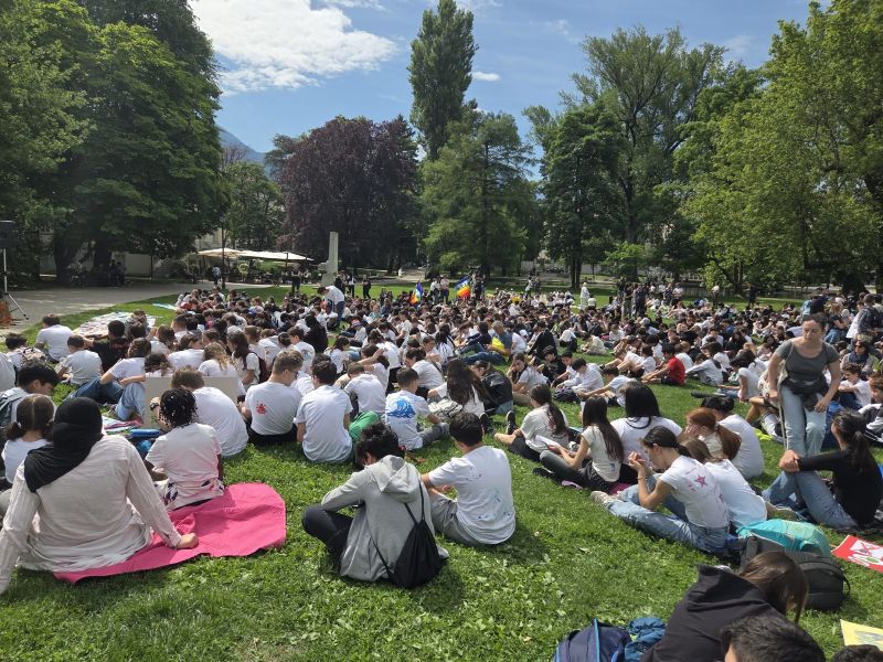 centinaia di ragazzi seduti sul verde in piazza dante ascoltano i loro compagni