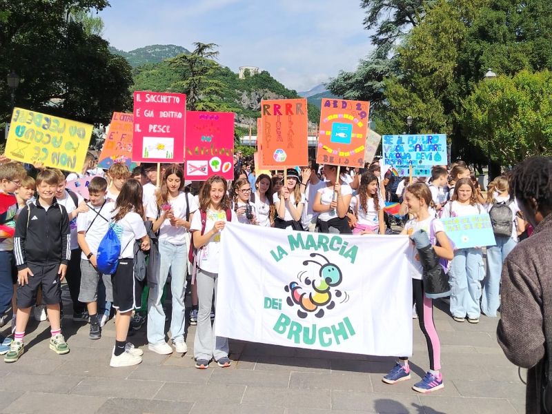 apertura del corteo con striscione marcia dei bruchi