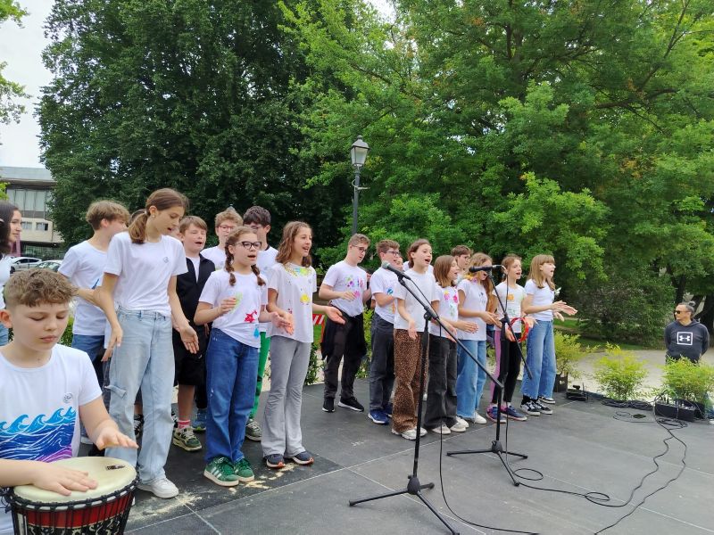 ragazzi cantano e suonano sul palco in piazza dante