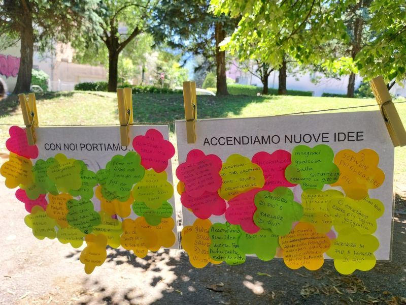 foto: post-it colorati appesi al parco con i pensieri dei partecipanti alla festa