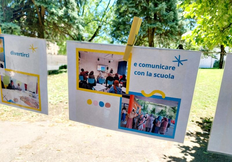 foto cartelli esposti al parco per decorare la festa