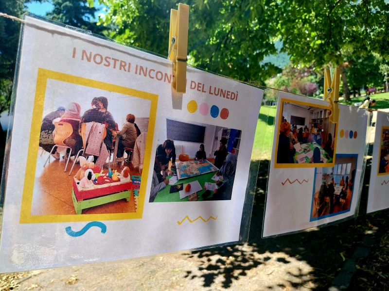 foto cartelli esposti al parco per decorare la festa