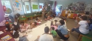 Momento ricreativo dentro lo spazio Oltre